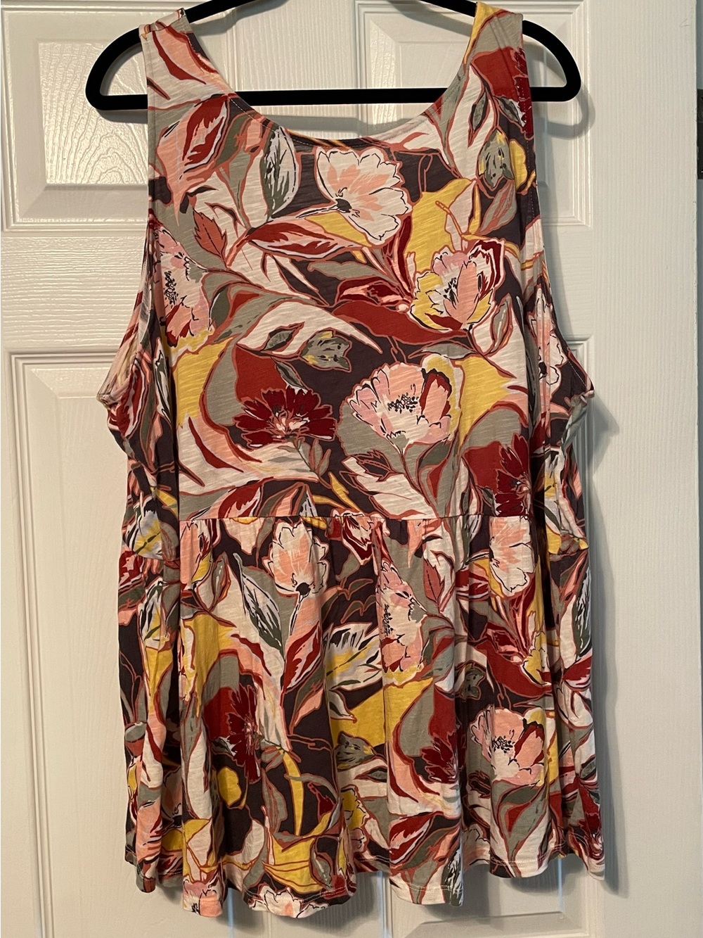 Torrid- Floral Tank Top, scoop neck in the front, v drop in the back. - Size 4x